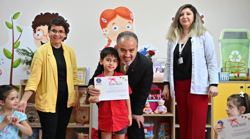 Bursa'da Ana Kucağı öğrencileri karnelerini aldı