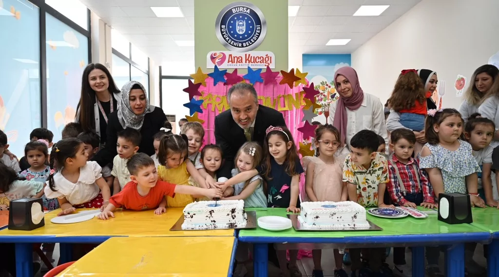 Bursa'da Ana Kucağı öğrencileri karnelerini aldı