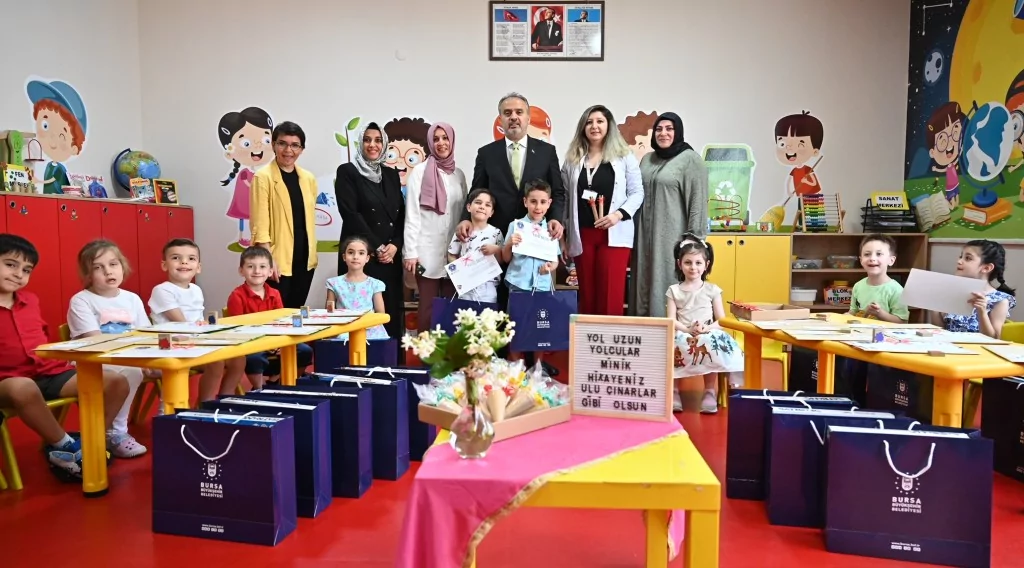 Bursa'da Ana Kucağı öğrencileri karnelerini aldı