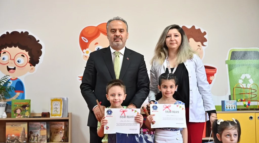 Bursa'da Ana Kucağı öğrencileri karnelerini aldı