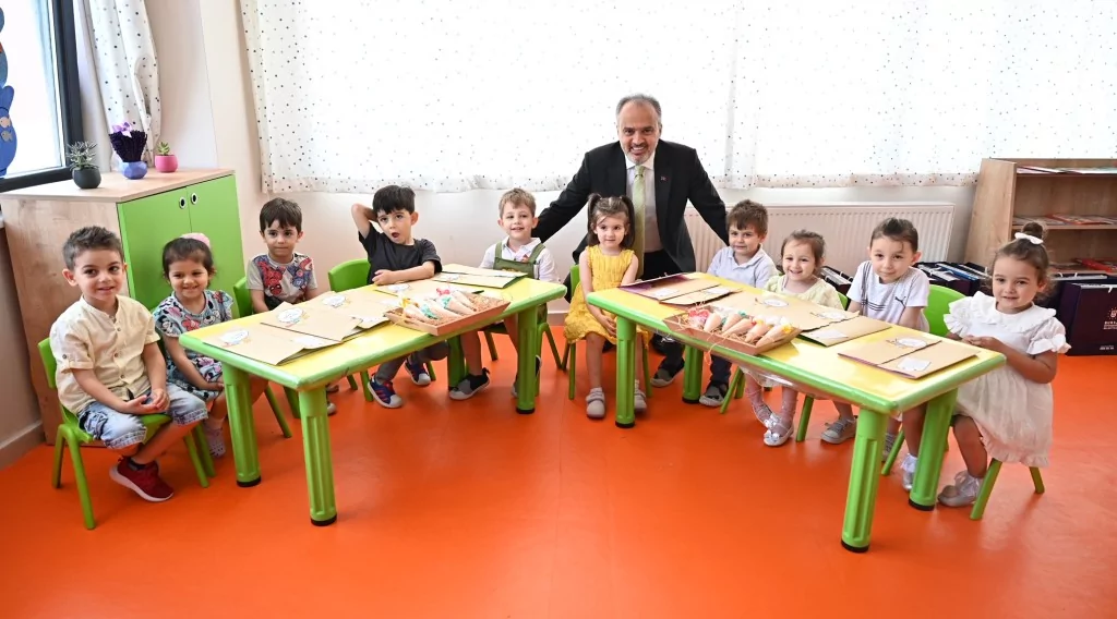 Bursa'da Ana Kucağı öğrencileri karnelerini aldı