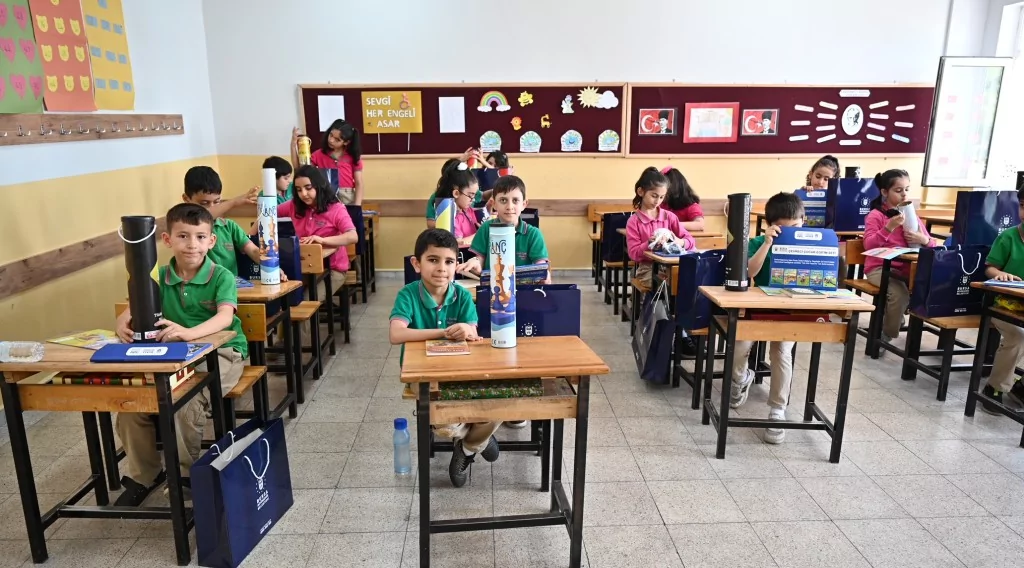 Bursa'da Ana Kucağı öğrencileri karnelerini aldı