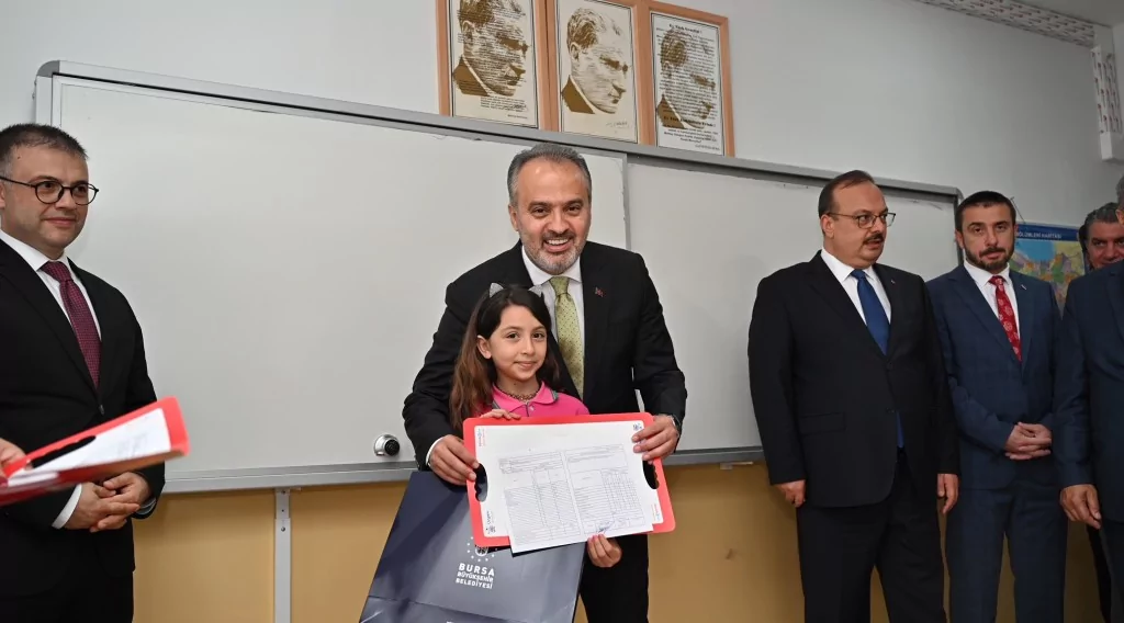 Bursa'da Ana Kucağı öğrencileri karnelerini aldı