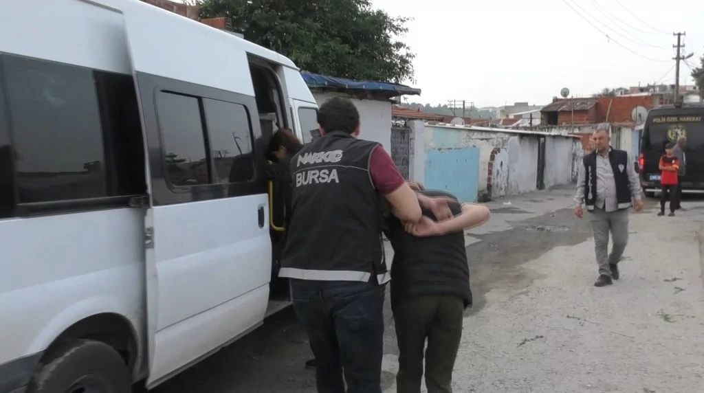 Bursa'da Dronlar tespit etti, narko polisler çatılarda tek tek böyle yakadı