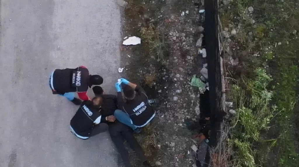 Bursa'da Dronlar tespit etti, narko polisler çatılarda tek tek böyle yakadı