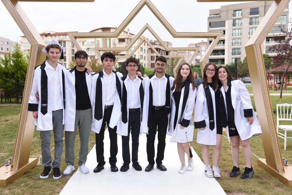 Şahinkaya'nın yıldızlarına görkemli mezuniyet