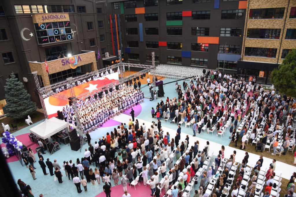 Şahinkaya'nın yıldızlarına görkemli mezuniyet