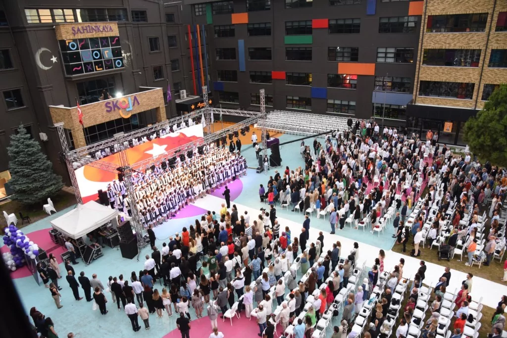 Şahinkaya'nın yıldızlarına görkemli mezuniyet