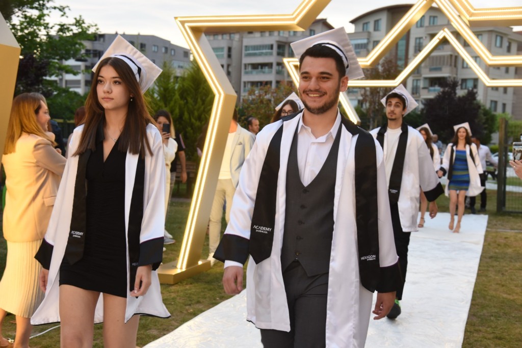 Şahinkaya'nın yıldızlarına görkemli mezuniyet