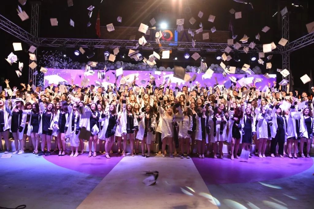 Şahinkaya'nın yıldızlarına görkemli mezuniyet