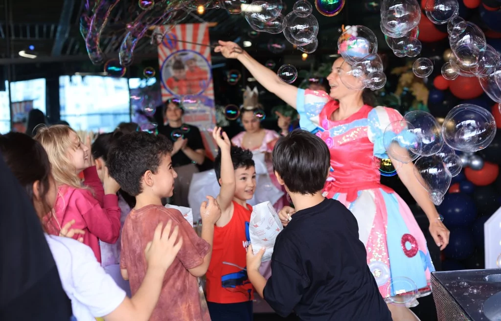 Eğlenceli doğum günü partisinde çocuklar doyasıya eğlendi