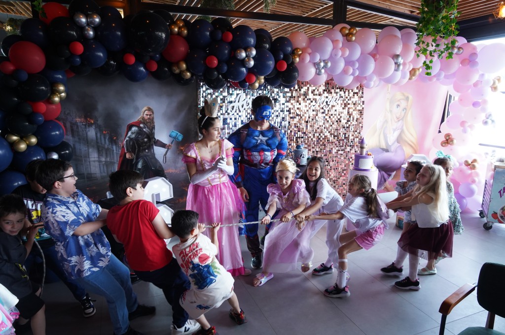 Eğlenceli doğum günü partisinde çocuklar doyasıya eğlendi