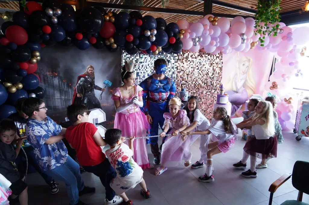 Eğlenceli doğum günü partisinde çocuklar doyasıya eğlendi