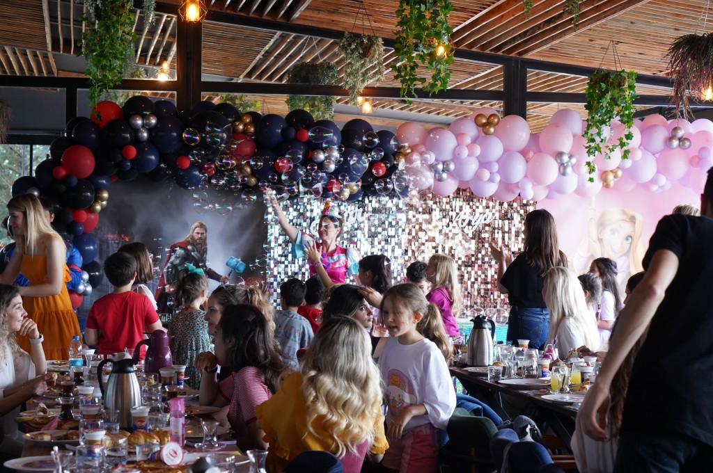 Eğlenceli doğum günü partisinde çocuklar doyasıya eğlendi