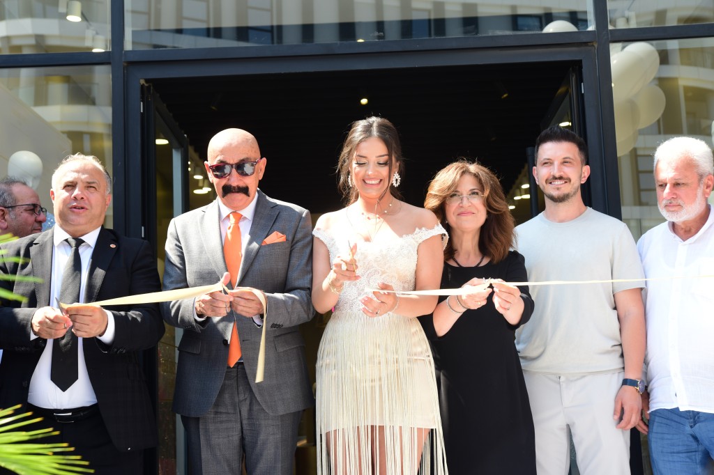 Sinem Cambaz'dan görkemli açılış