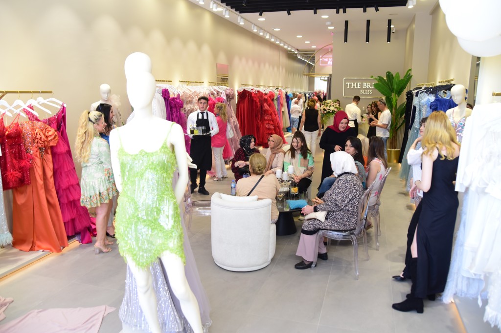 Sinem Cambaz'dan görkemli açılış