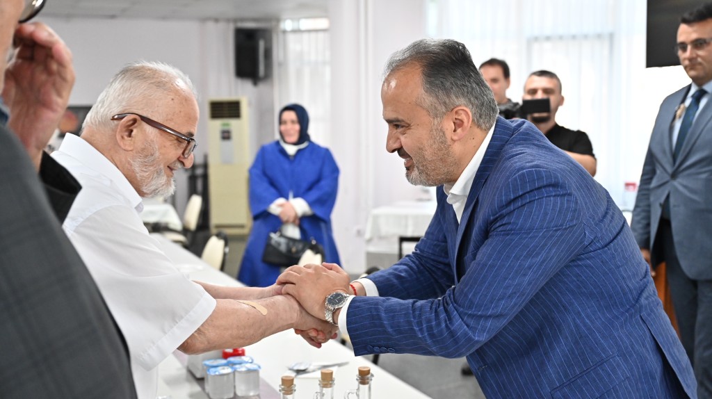 Huzurevinde bayram neşesi