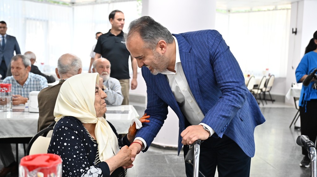 Huzurevinde bayram neşesi