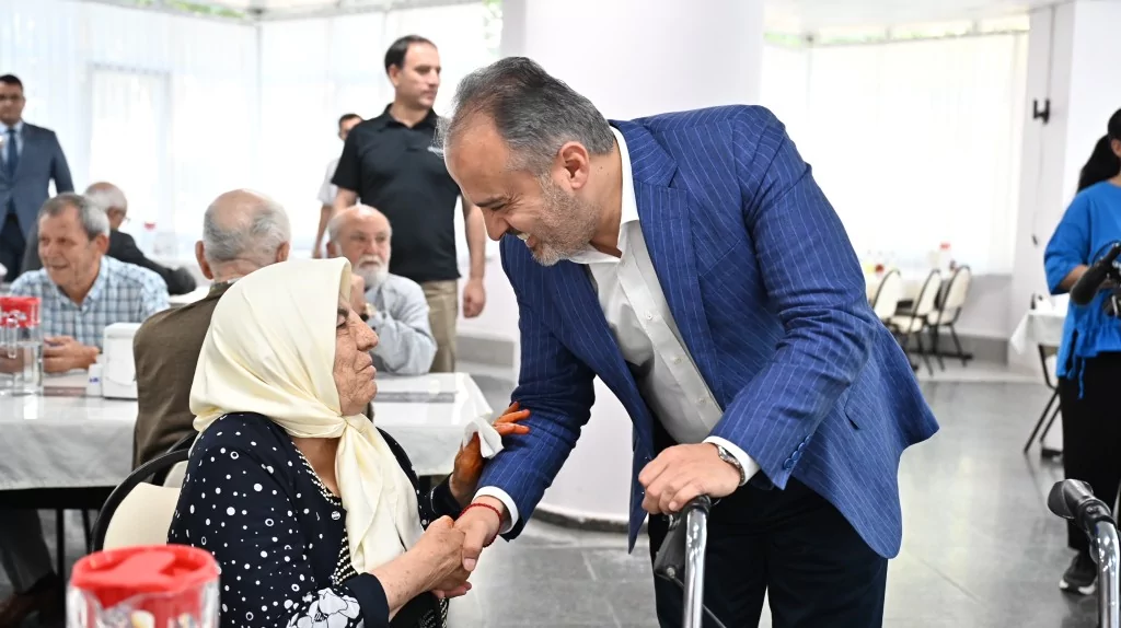 Huzurevinde bayram neşesi