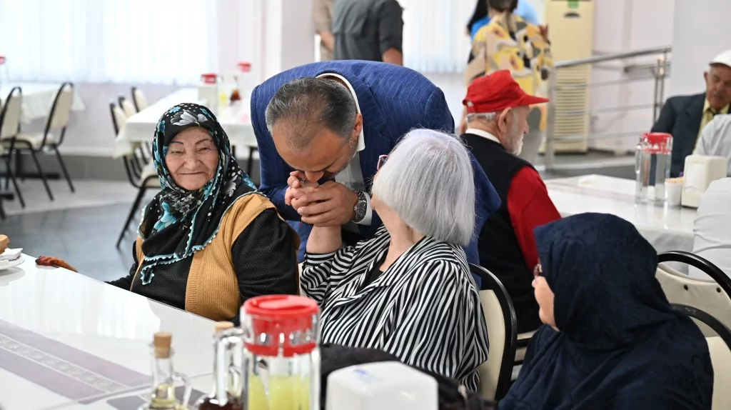 Huzurevinde bayram neşesi