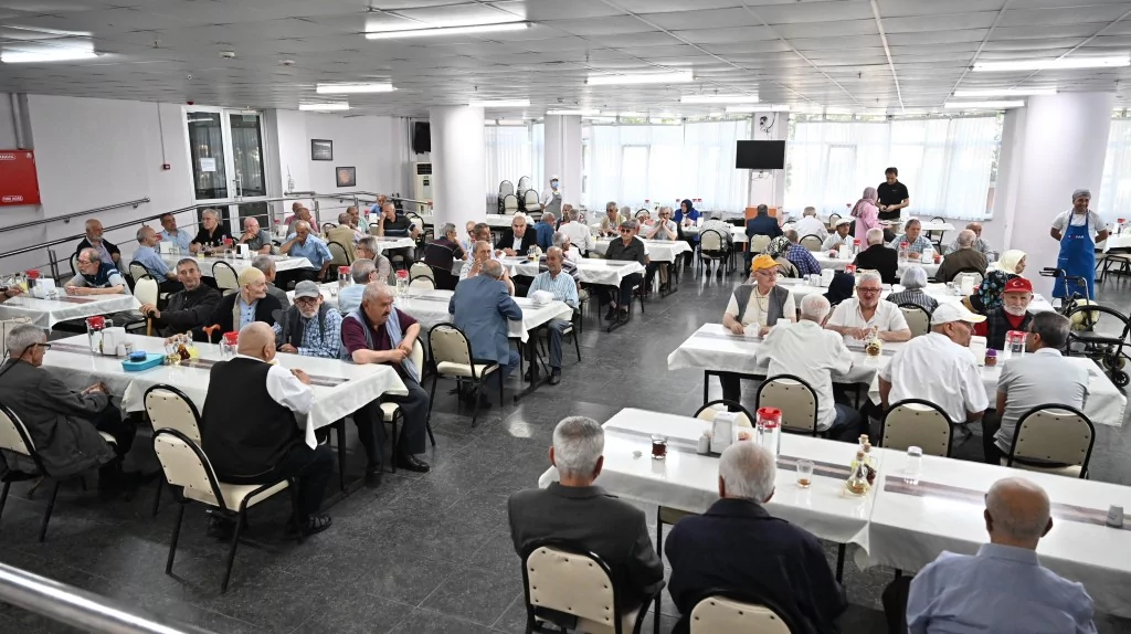 Huzurevinde bayram neşesi