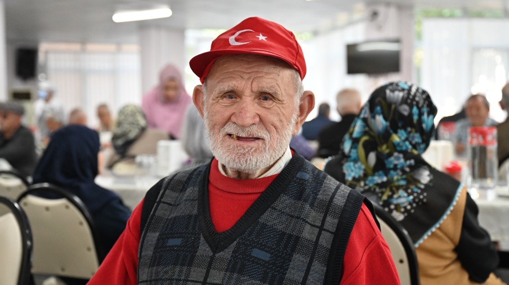 Huzurevinde bayram neşesi