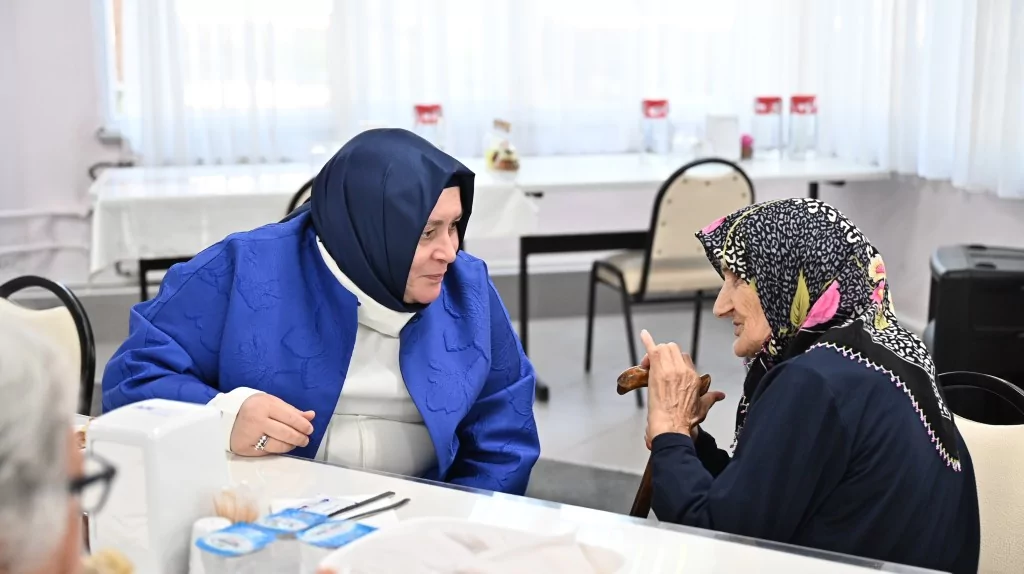 Huzurevinde bayram neşesi