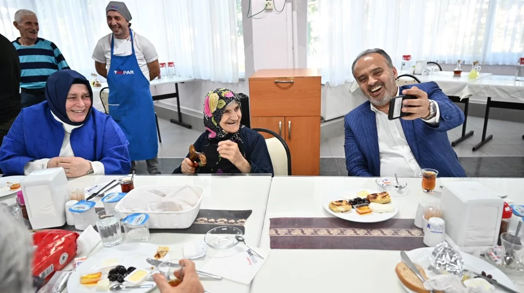 Huzurevinde bayram neşesi