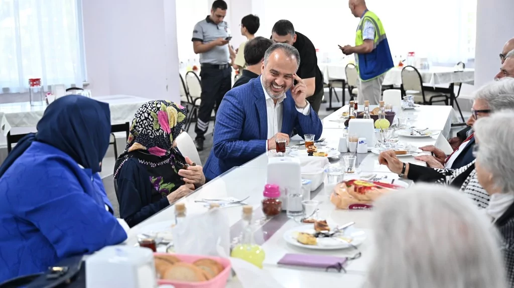 Huzurevinde bayram neşesi