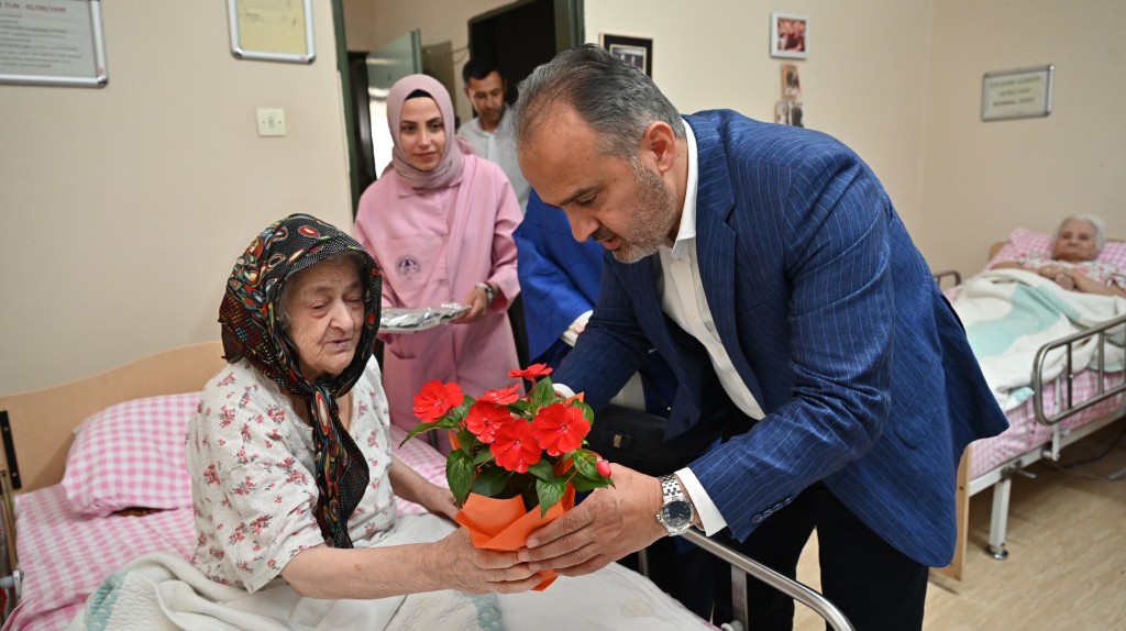 Huzurevinde bayram neşesi