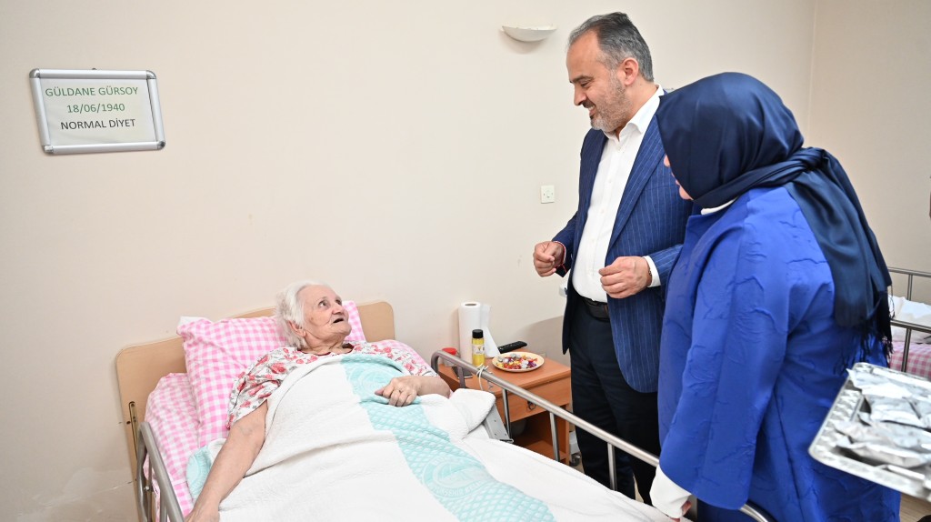 Huzurevinde bayram neşesi