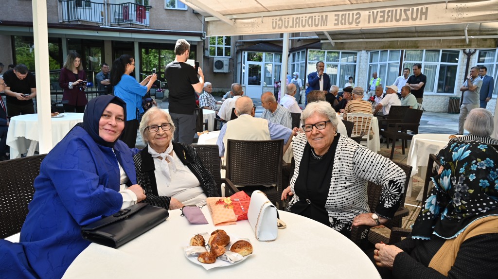 Huzurevinde bayram neşesi