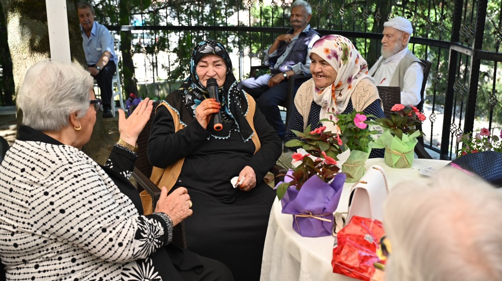 Huzurevinde bayram neşesi