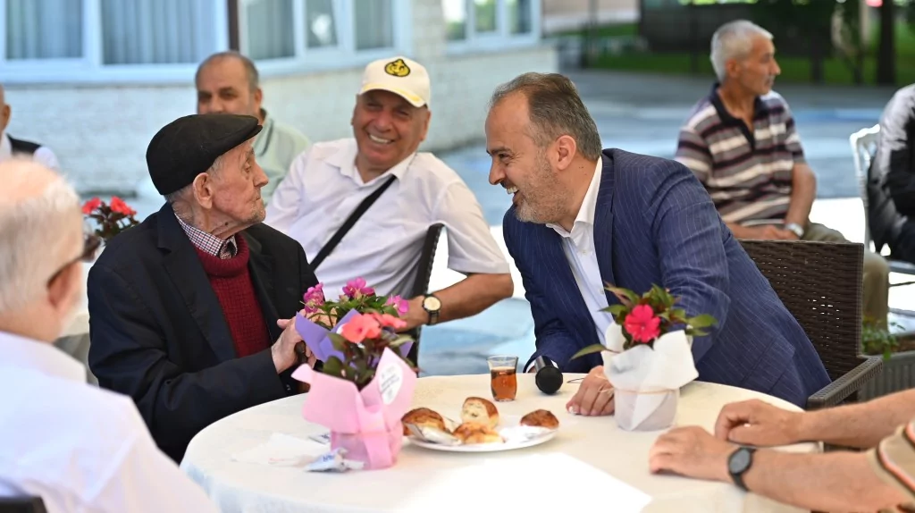 Huzurevinde bayram neşesi