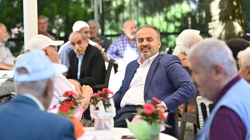 Huzurevinde bayram neşesi