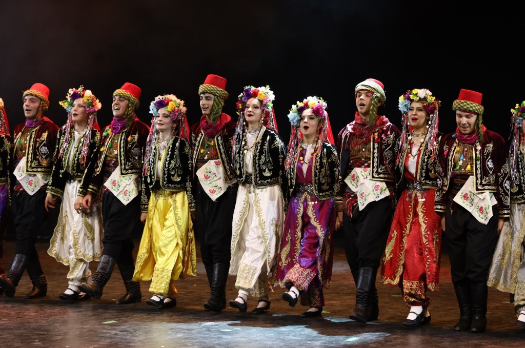 Bursa'da Karagöz Halk Dansları'ndan muhteşem final