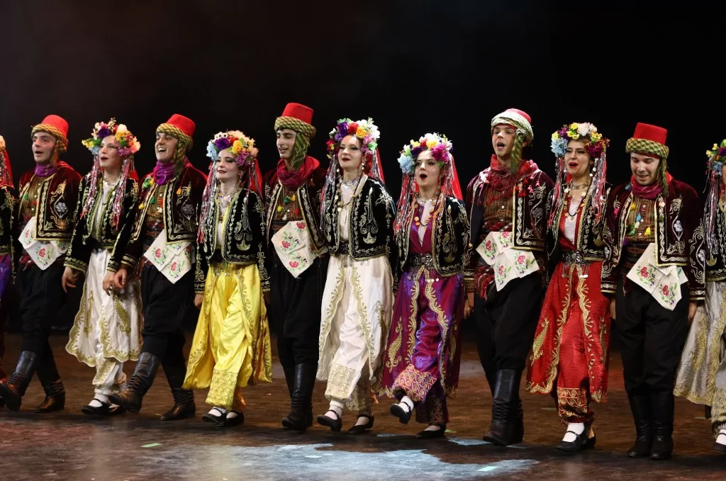 Bursa'da Karagöz Halk Dansları'ndan muhteşem final