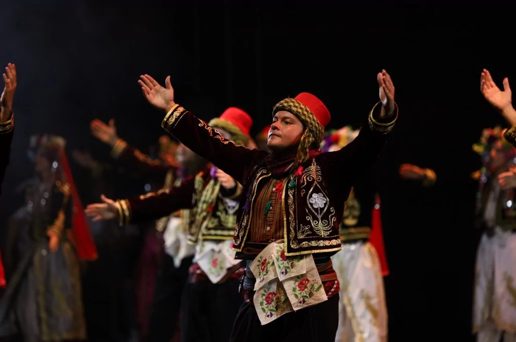 Bursa'da Karagöz Halk Dansları'ndan muhteşem final