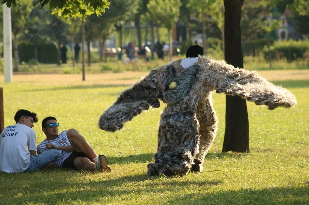 Bursa'da her gün farklı kılıklara bürünerek dolaşıyor! Görenler şaşkınlıklarını gizleyemiyor