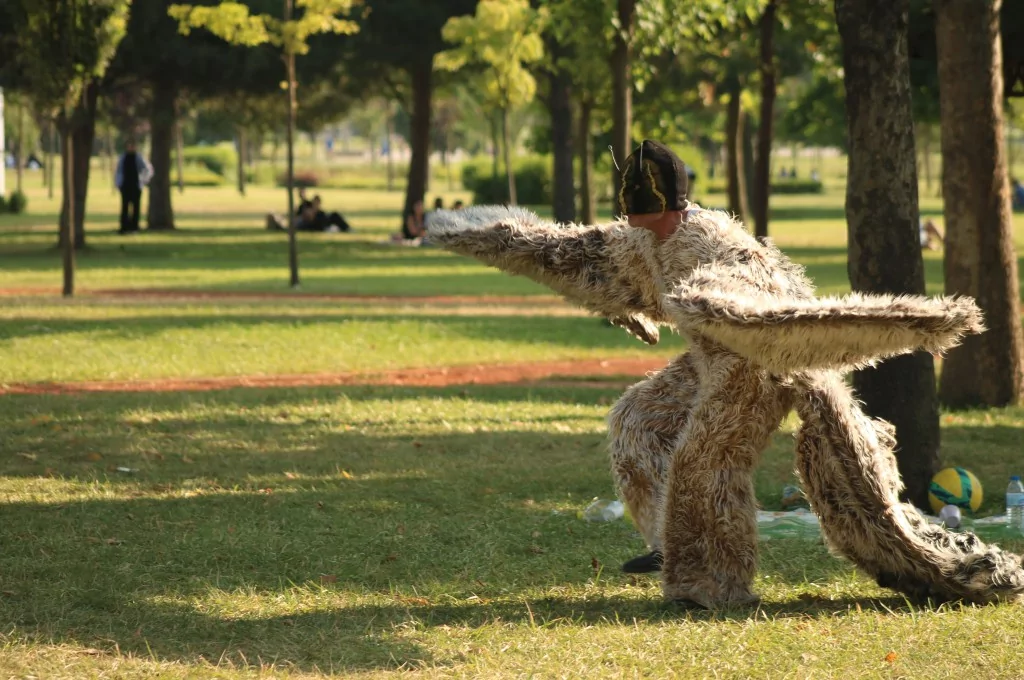 Bursa'da her gün farklı kılıklara bürünerek dolaşıyor! Görenler şaşkınlıklarını gizleyemiyor