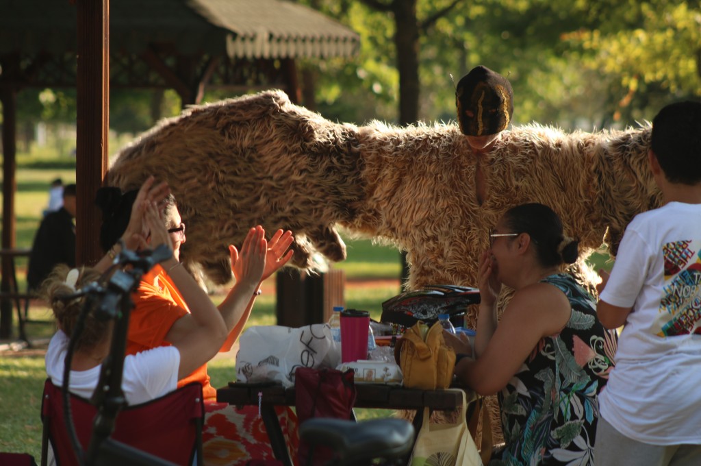 Bursa'da her gün farklı kılıklara bürünerek dolaşıyor! Görenler şaşkınlıklarını gizleyemiyor