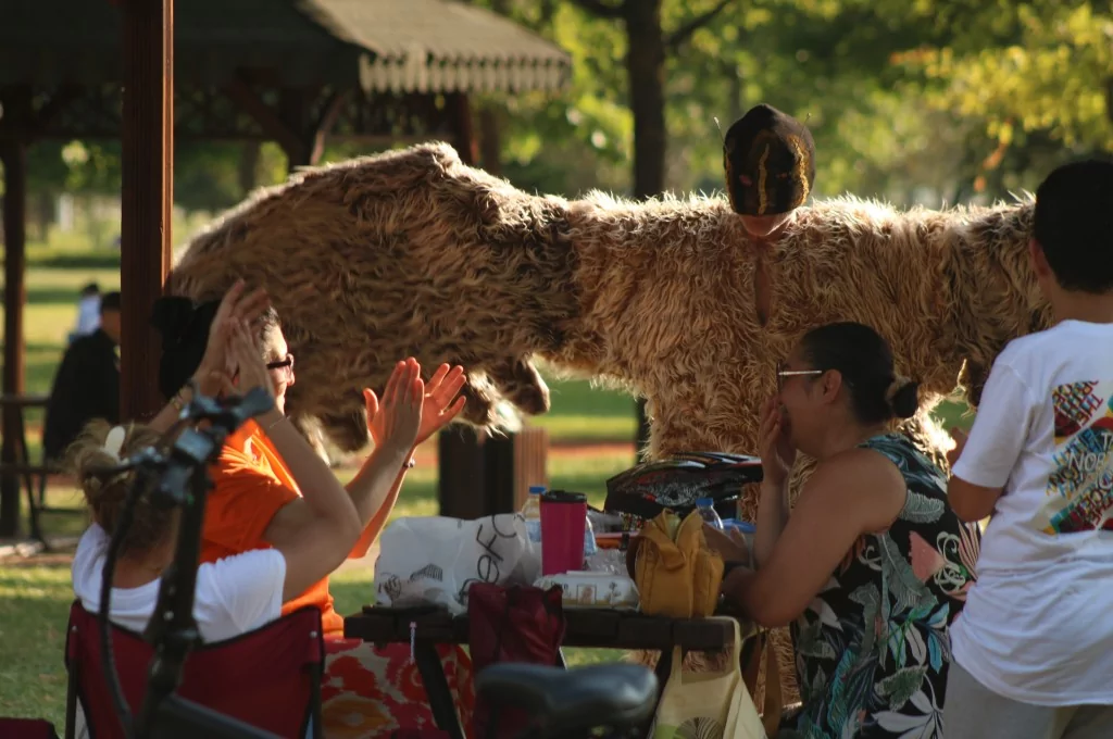 Bursa'da her gün farklı kılıklara bürünerek dolaşıyor! Görenler şaşkınlıklarını gizleyemiyor