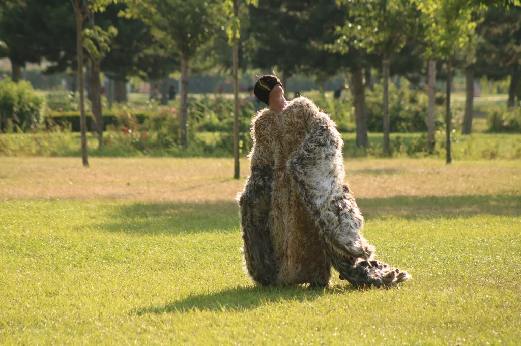 Bursa'da her gün farklı kılıklara bürünerek dolaşıyor! Görenler şaşkınlıklarını gizleyemiyor