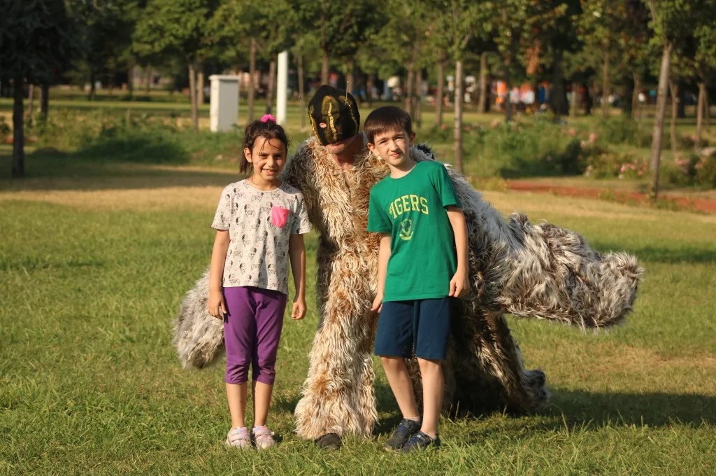 Bursa'da her gün farklı kılıklara bürünerek dolaşıyor! Görenler şaşkınlıklarını gizleyemiyor