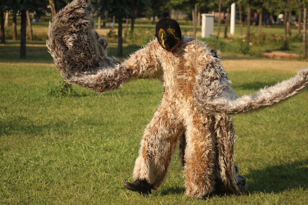 Bursa'da her gün farklı kılıklara bürünerek dolaşıyor! Görenler şaşkınlıklarını gizleyemiyor