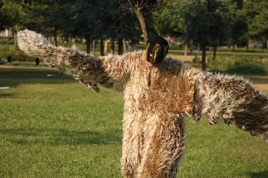 Bursa'da her gün farklı kılıklara bürünerek dolaşıyor! Görenler şaşkınlıklarını gizleyemiyor