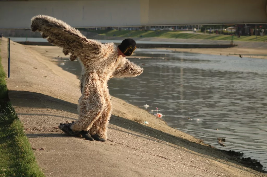 Bursa'da her gün farklı kılıklara bürünerek dolaşıyor! Görenler şaşkınlıklarını gizleyemiyor