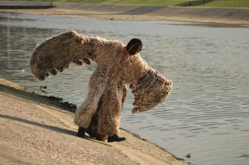Bursa'da her gün farklı kılıklara bürünerek dolaşıyor! Görenler şaşkınlıklarını gizleyemiyor