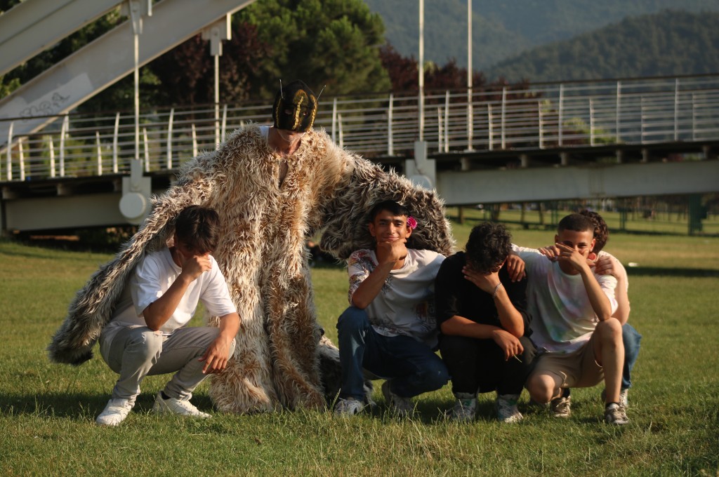 Bursa'da her gün farklı kılıklara bürünerek dolaşıyor! Görenler şaşkınlıklarını gizleyemiyor