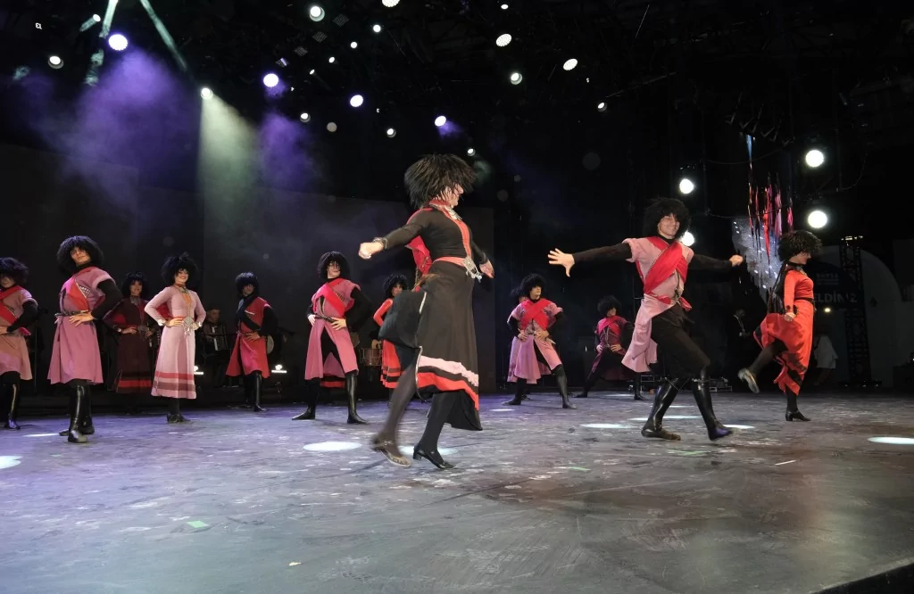 Yer çekimine meydan okuyan gösteri